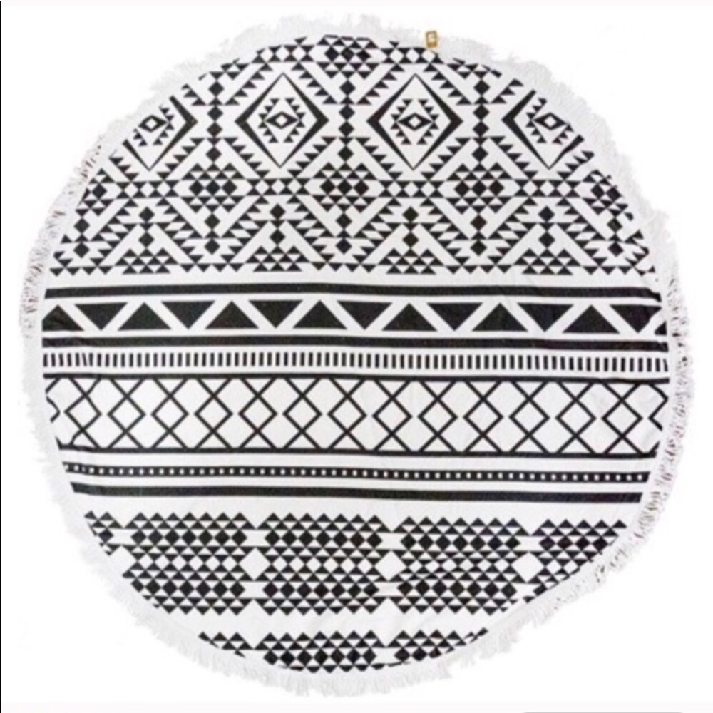 😎 Black and white tribal beach cover